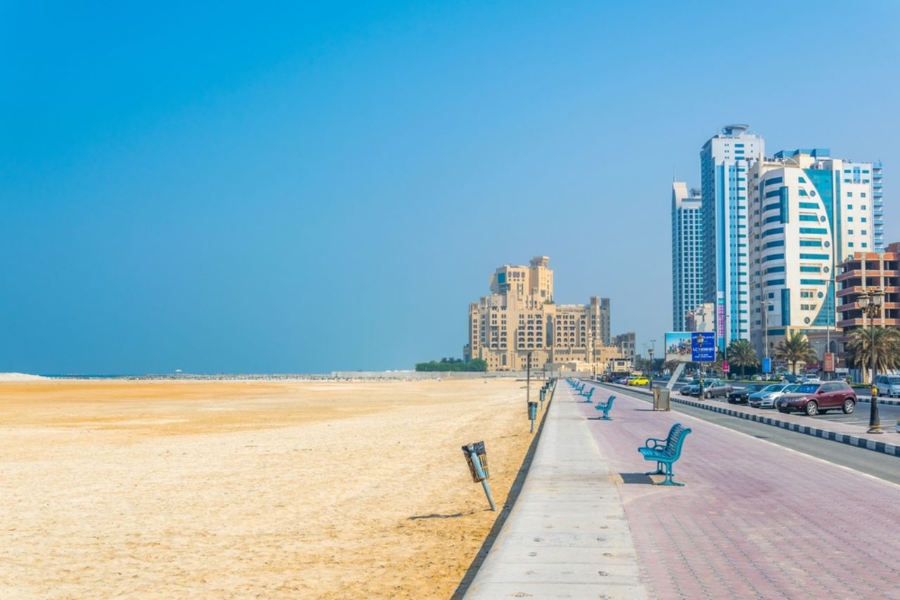 Leerer Strand von Ajman mit Hotels im Hintergrund
